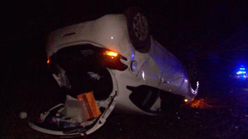 A8: une voiture sur le toit, le conducteur s'en tire miraculeusement