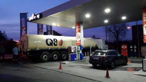Incendie dans une station-service: un camion-citerne a pris feu