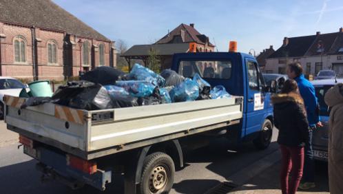 Un camion de déchets ramassé par des bénévoles frasnois