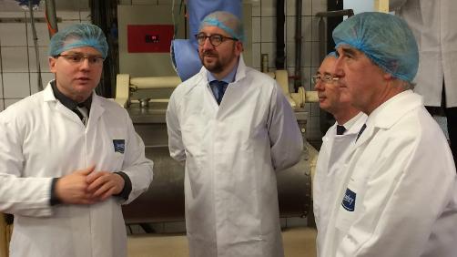 Le Premier Ministre visite la biscuiterie Desobry