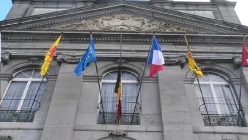 Le drapeau belge en berne à l’Hôtel de Ville