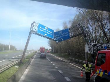 Panneau arraché : sortie fermée à Dottignies (A17)
