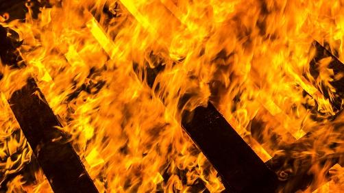 Un homme sauvé des flammes par ses voisins