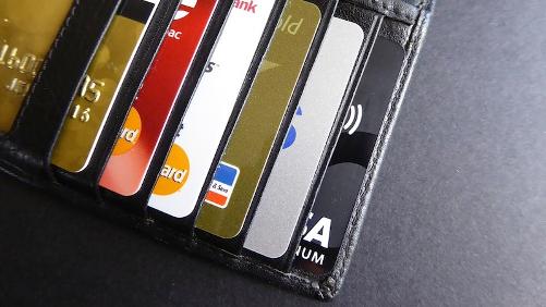 Il livre ses cartes bancaires à ses agresseurs
