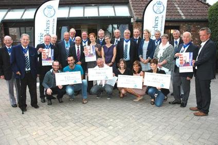 Remise des chèques par la confrérie des Cinq Clochers
