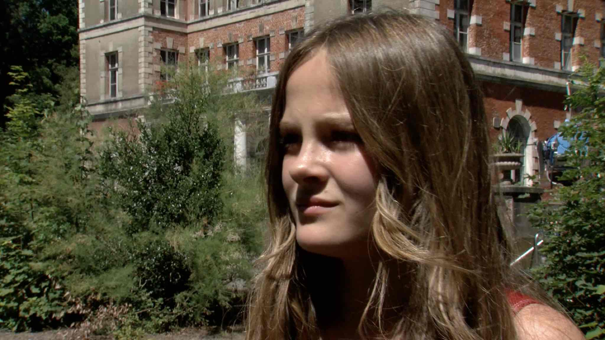 La Mouscronnoise Fantine Harduin en tournage au château de Froyennes