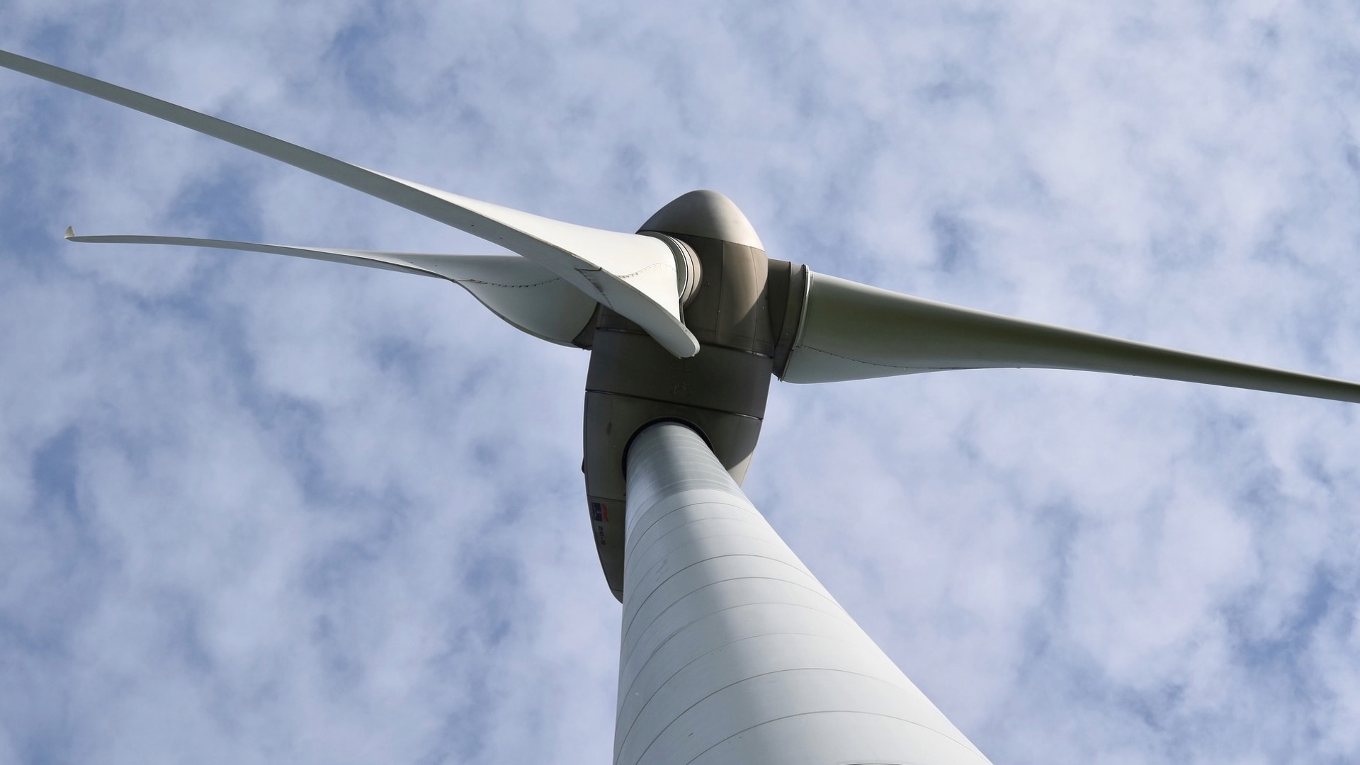 La société Air Eolienne de Hellebecq demande un permis unique pour l'exploitation d'une éolienne sur l'aire d'autoroute d'Hellebecq