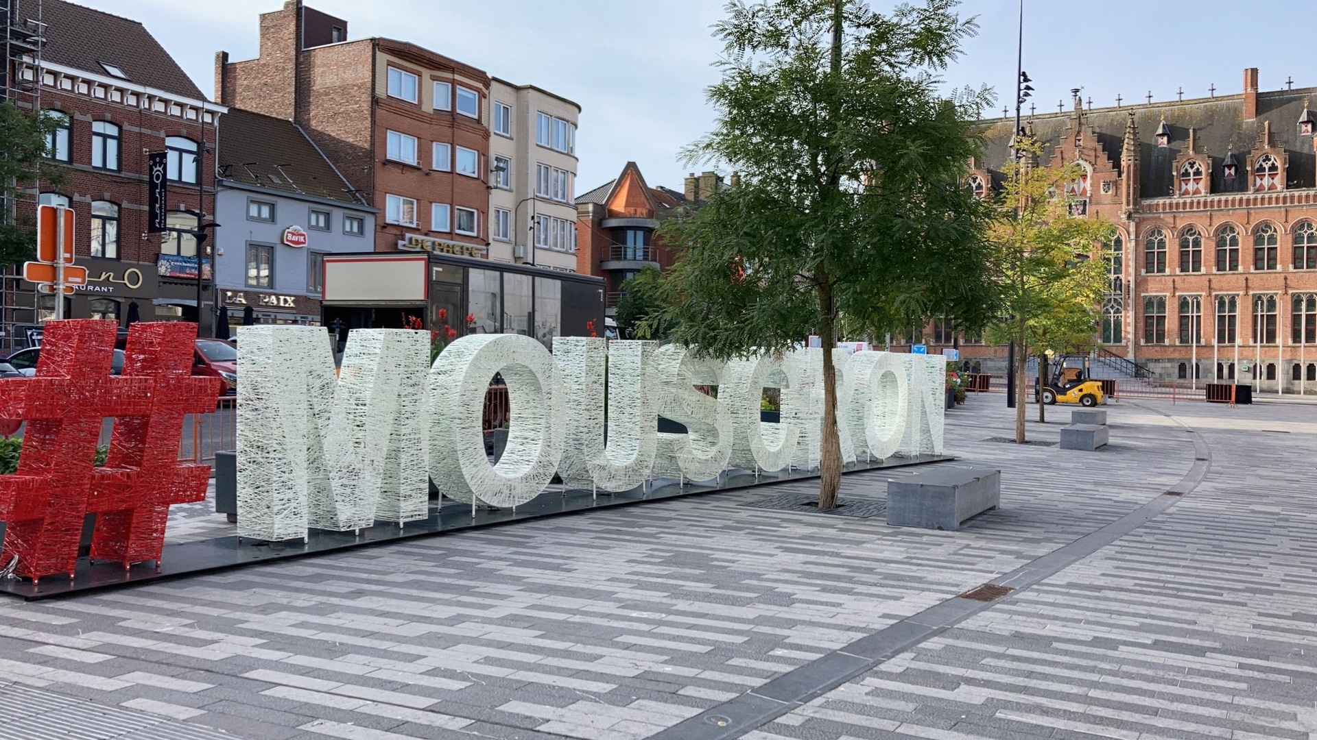 Un «#Mouscron» géant installé sur la Grand-Place de la ville