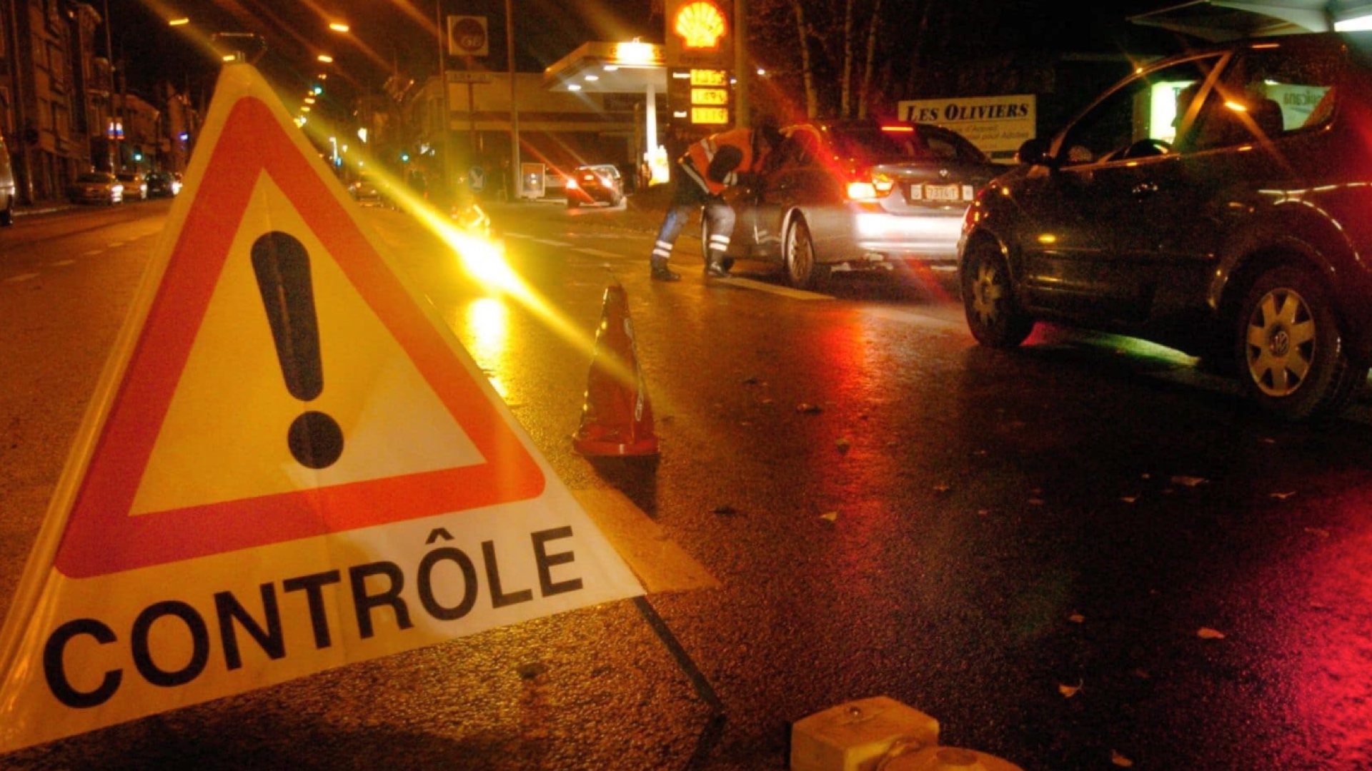 Les contrôles de police ont repris avec la réouverture des discothèques : trois conducteurs ont tenté de forcer les barrages