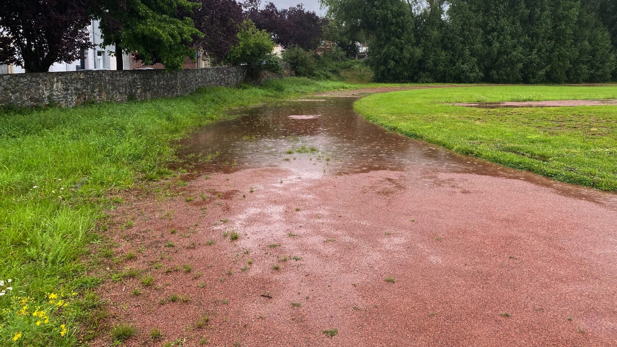 Dans un état catastrophique, la piste d'athlétisme de Lessines devrait (enfin) être rénovée