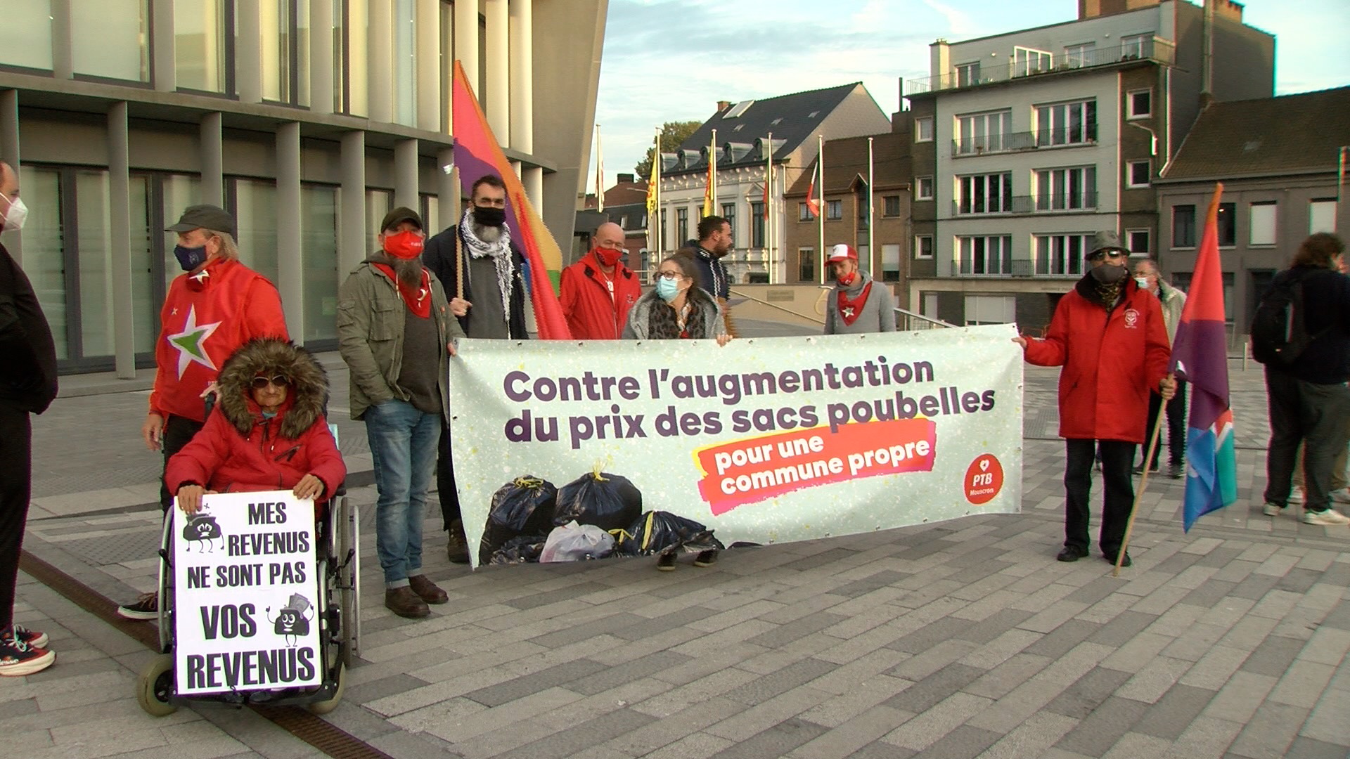 Le PTB manifeste devant le centre administratif de Mouscron contre la taxe poubelle