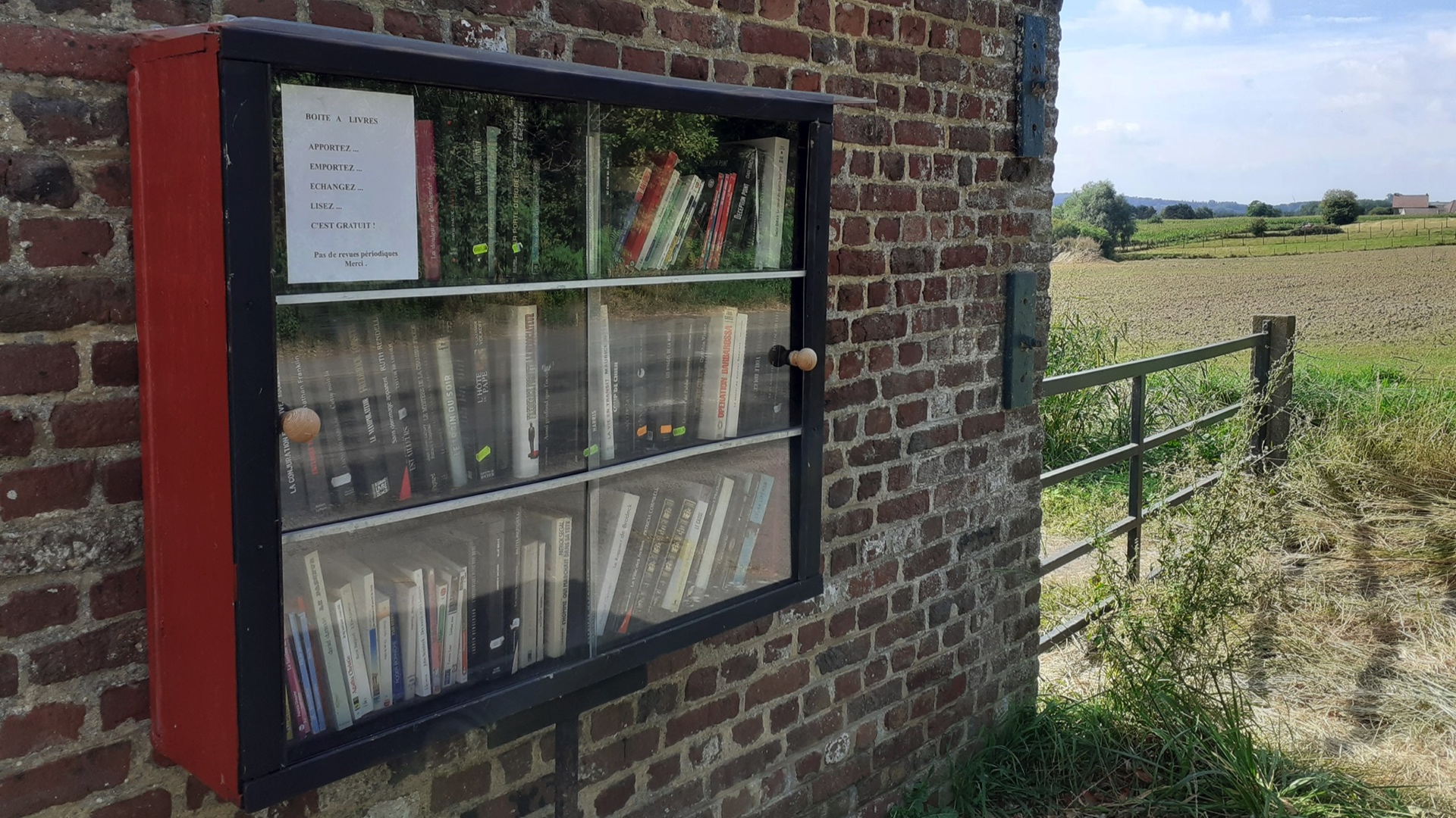 Ellezelles : une boîte à livres installée devant l’Écomusée du Pays des Collines
