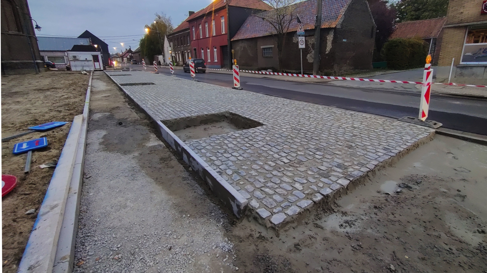 Travaux de la place d'Hérinnes : 30 centimètres supplémentaires pour des places de parking rallongées à 5 mètres
