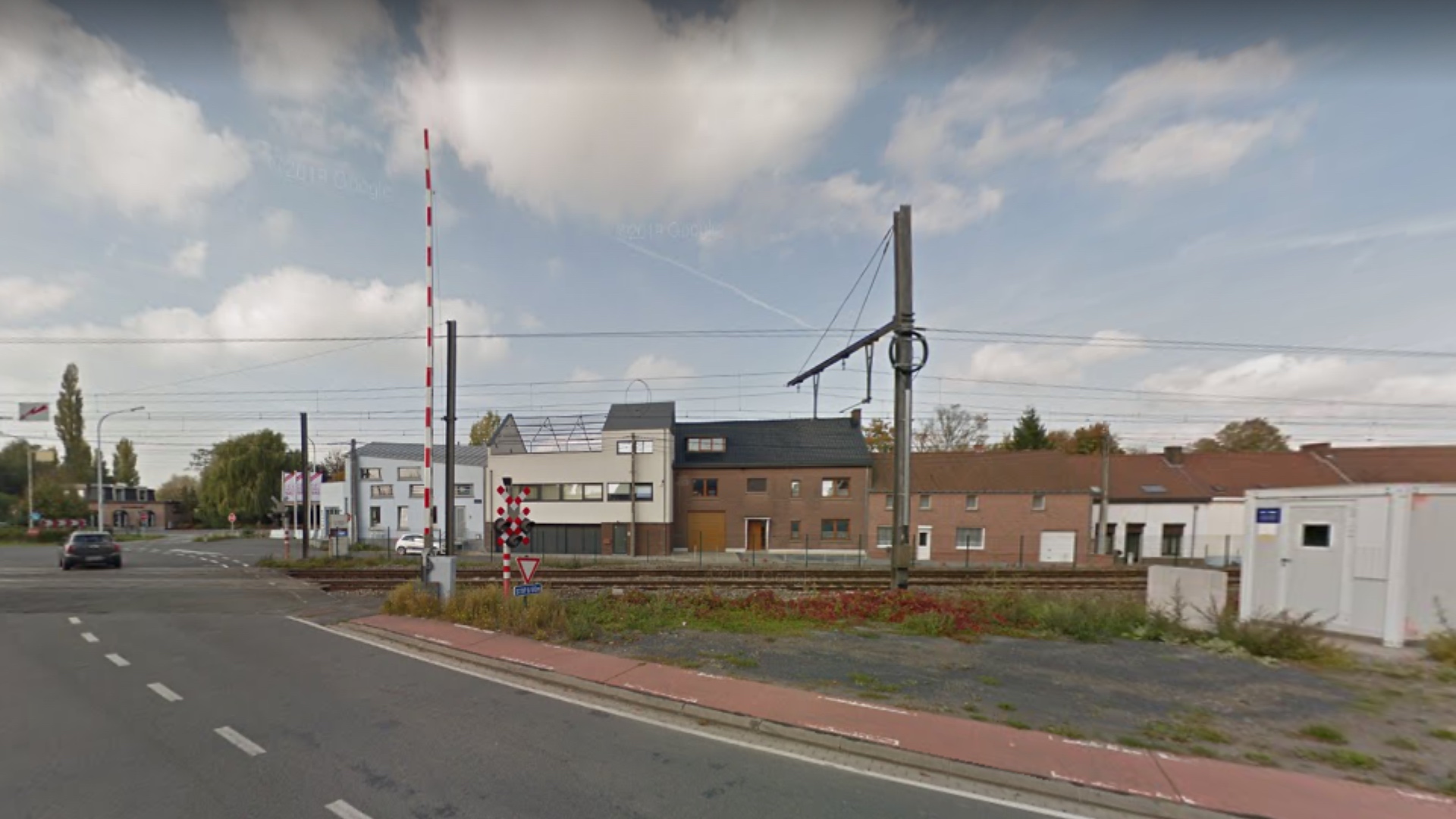 Leuze : une voiture endommage le passage à niveau à l'entrée de la ville, la route fermée jusque la semaine prochaine