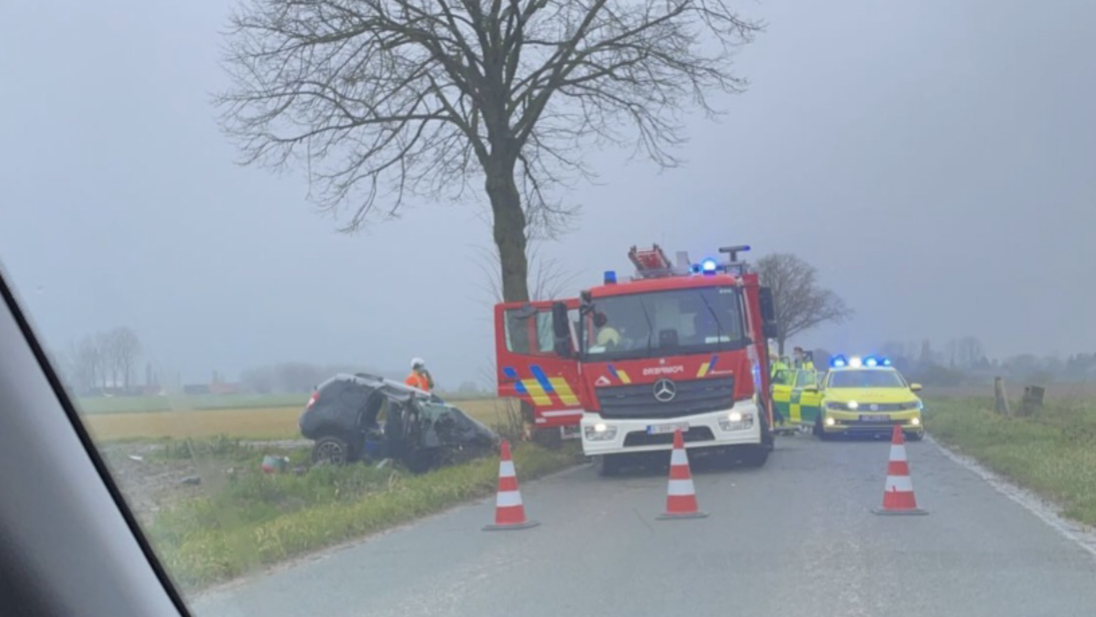 Accident sur la chaussée de Frasnes à Quartes : une personne a fini sa course contre un arbre
