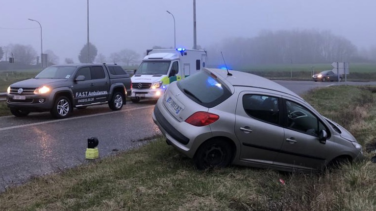 Tournai : un véhicule effectue une sortie de route en voulant s'engager sur l'autoroute