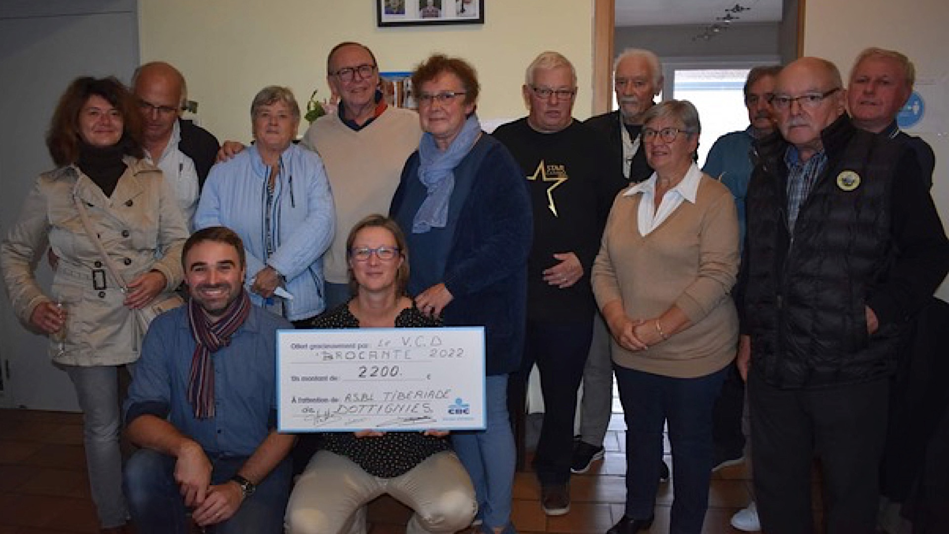 Le Vélo Club de Dottignies remet un chèque de 2.200 euros au foyer Tiberiade