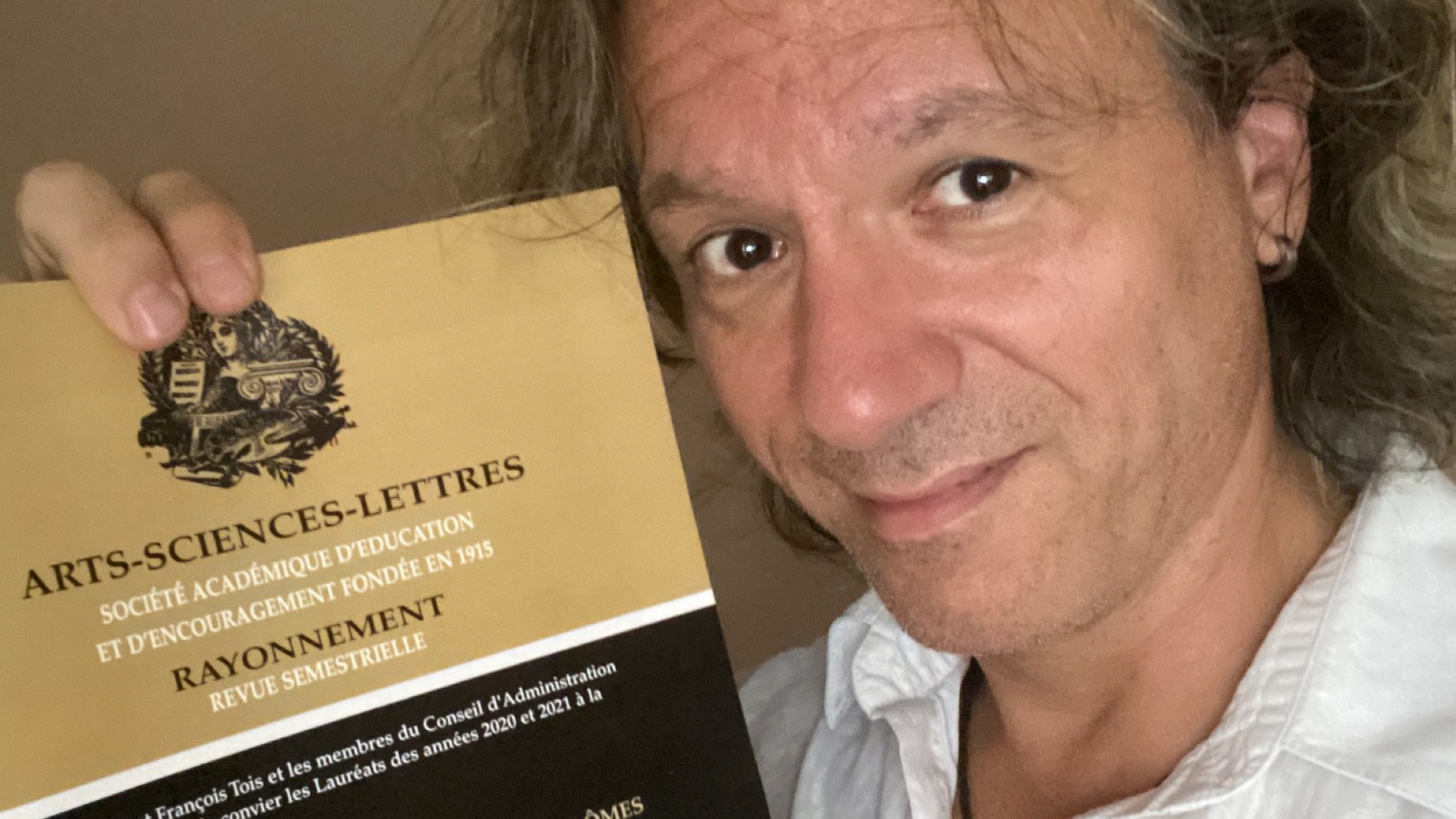 Le musicien aux multiples talents Thom Dewatt récompensé par l’Académie des Arts-Sciences-Lettres de Paris