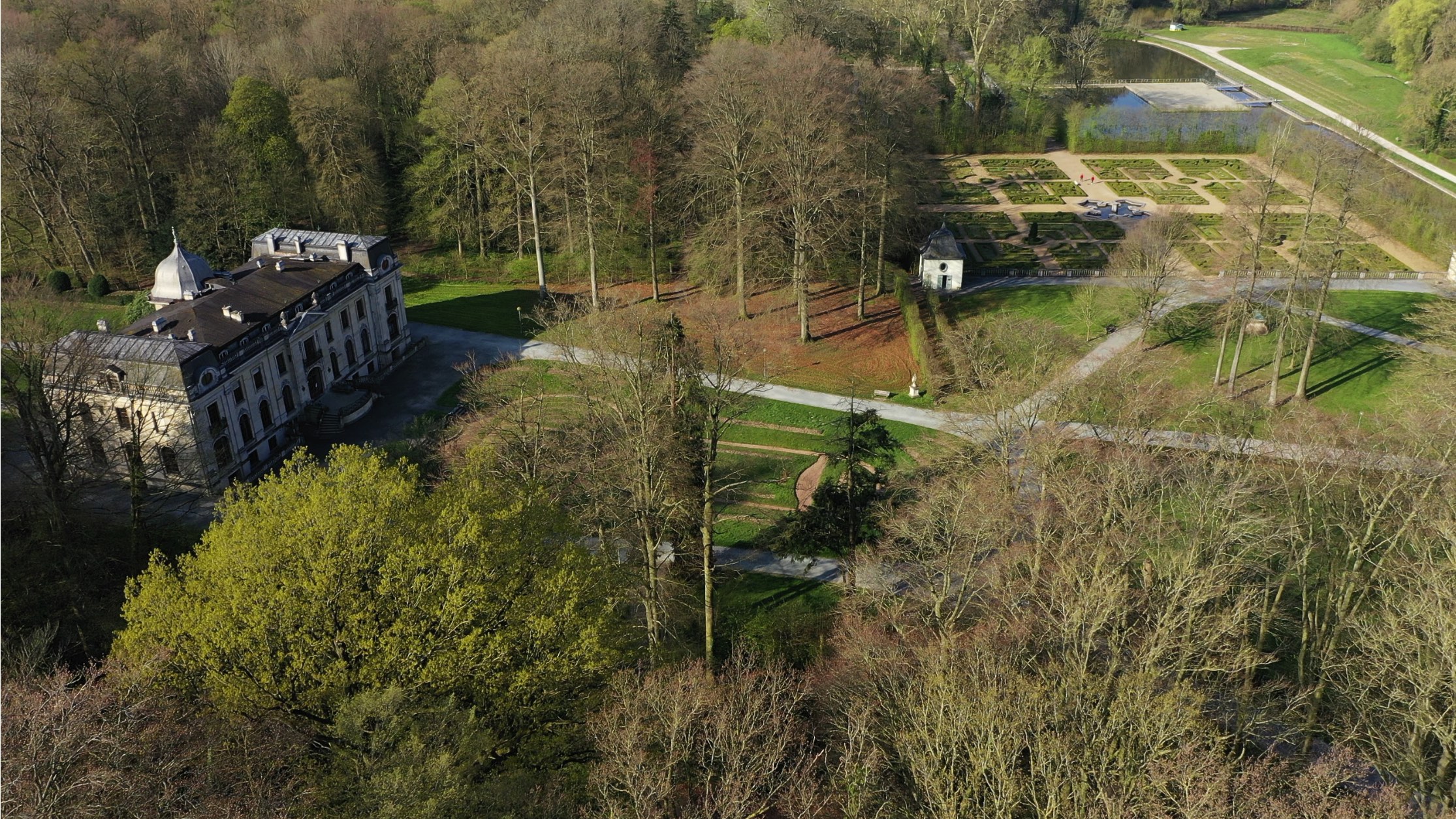 Une nouvelle chambre de visite et un déversoir seront reconstruits aux abords de l'étang du Miroir dans le parc d'Enghien