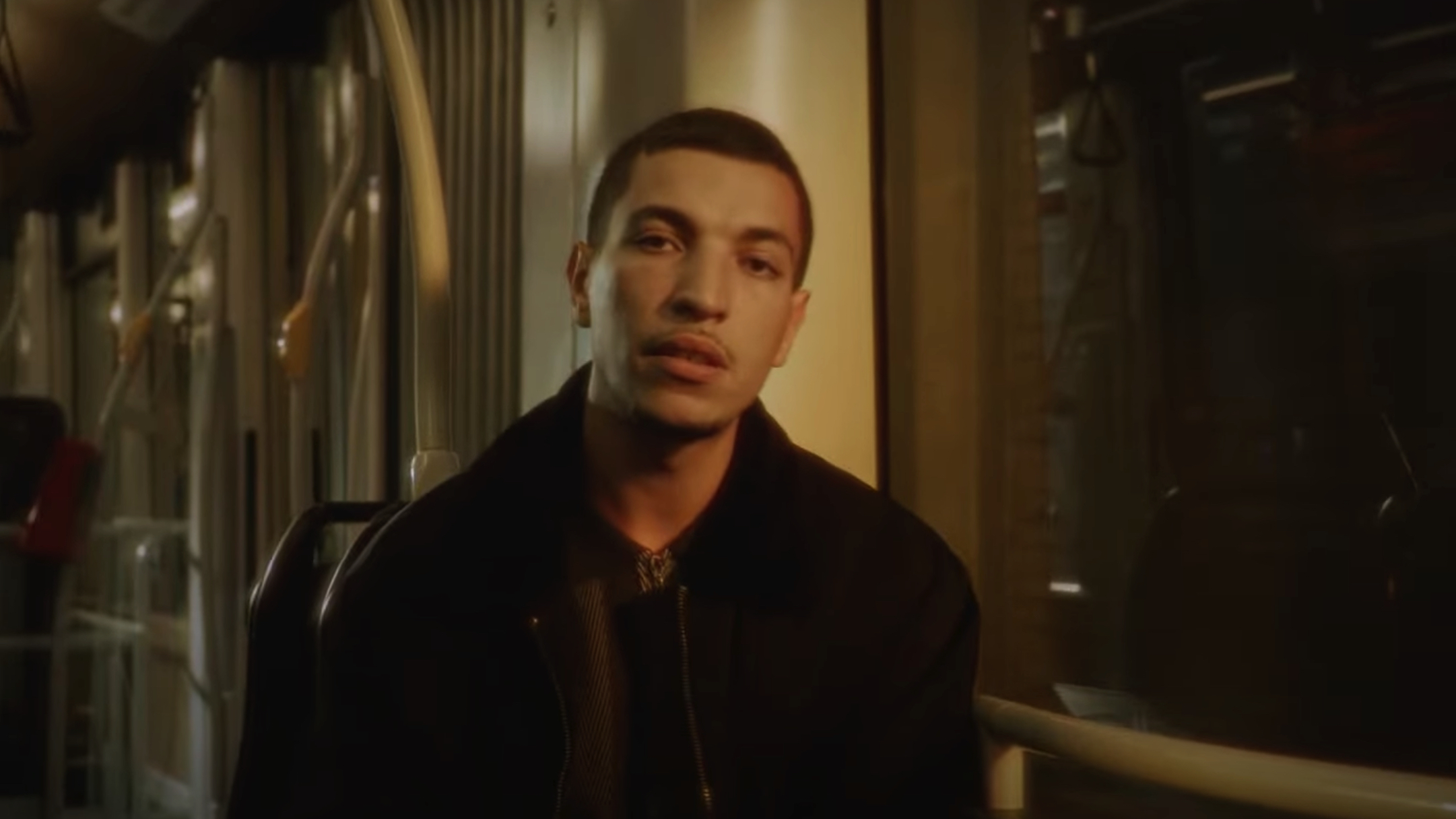 «À qui tu manques de respect ?» Youssef Swatt crée un clip en collaboration avec la STIB