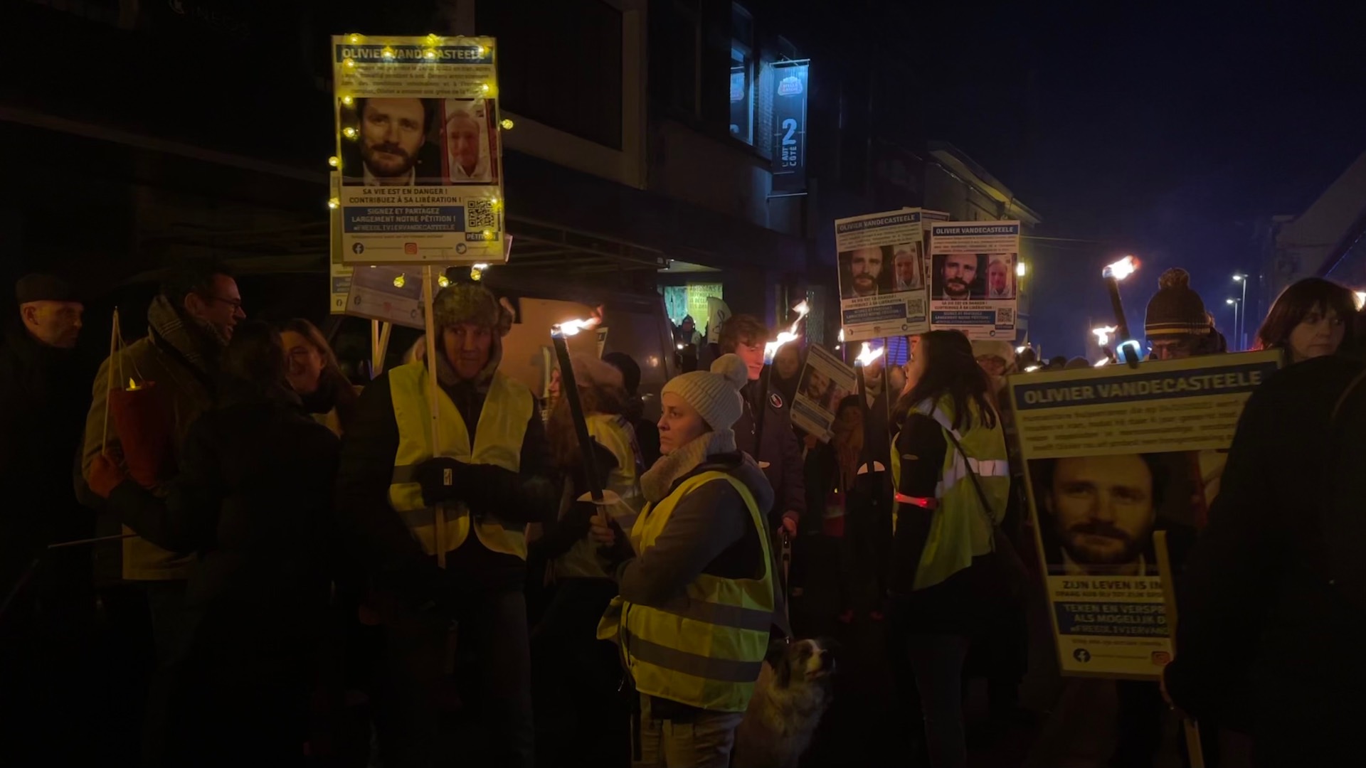 Mouscron : une marche aux flambeaux en soutien à Olivier Vandecasteele