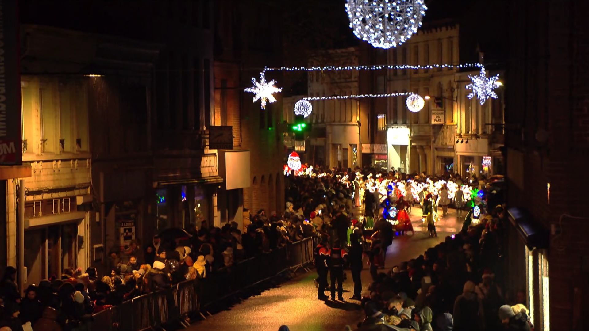 Revivez l'intégralité de la parade de Noël de Péruwelz 2022