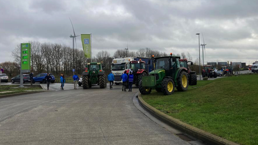 Accès de la terre aux agriculteurs : les syndicats paysans mènent une action de blocage du centre de distribution de Colruyt à Ollignies