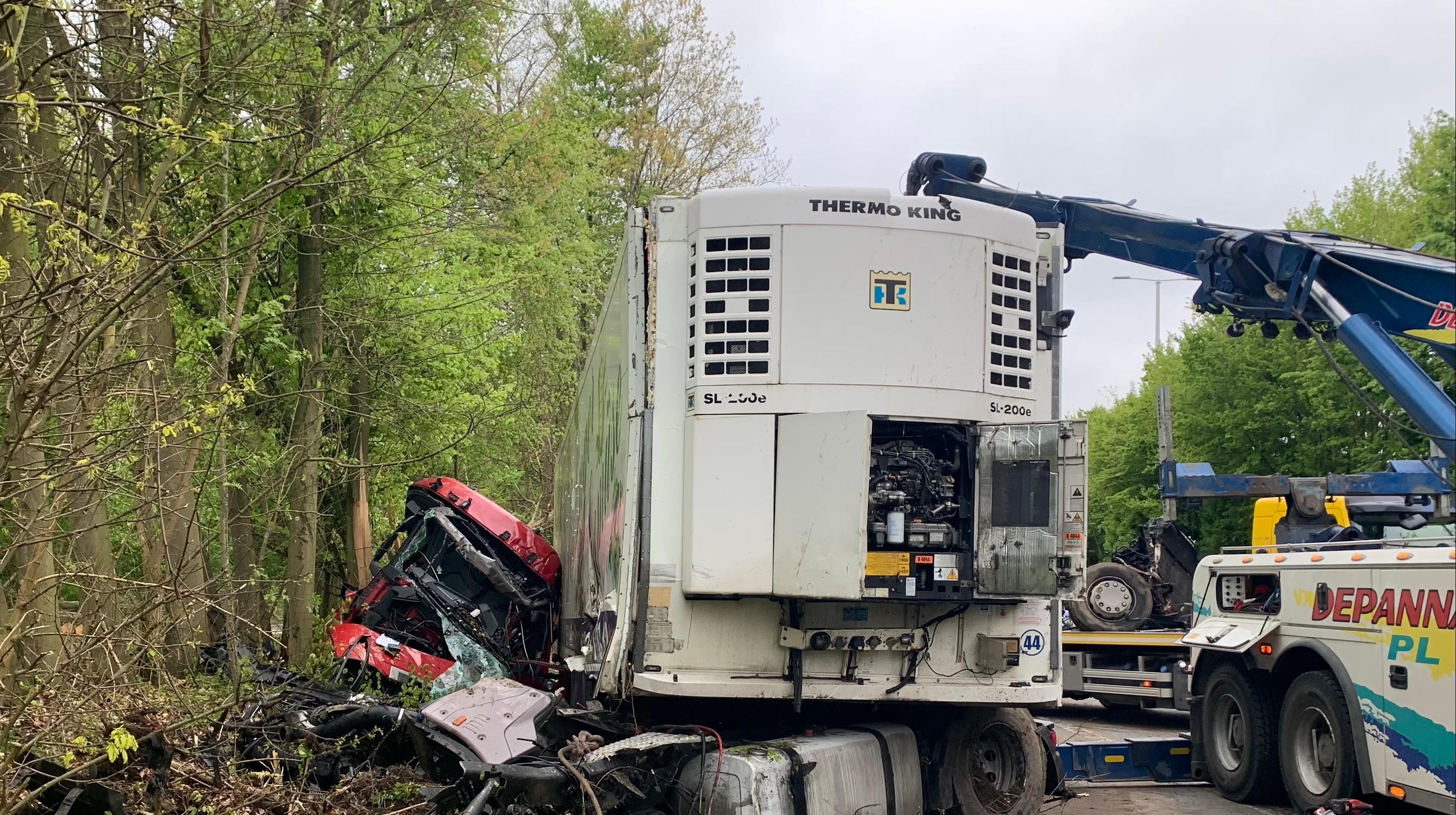 Impressionnante embardée d’un camion sur l’autoroute E42 à hauteur de Brasmenil