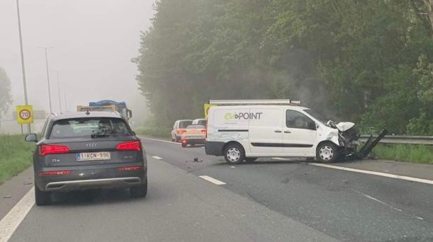 Accident sur l'autoroute A17: un carambolage entre 3 véhicules à proximité de l'échangeur de Marquain provoque de sérieux ralentissements