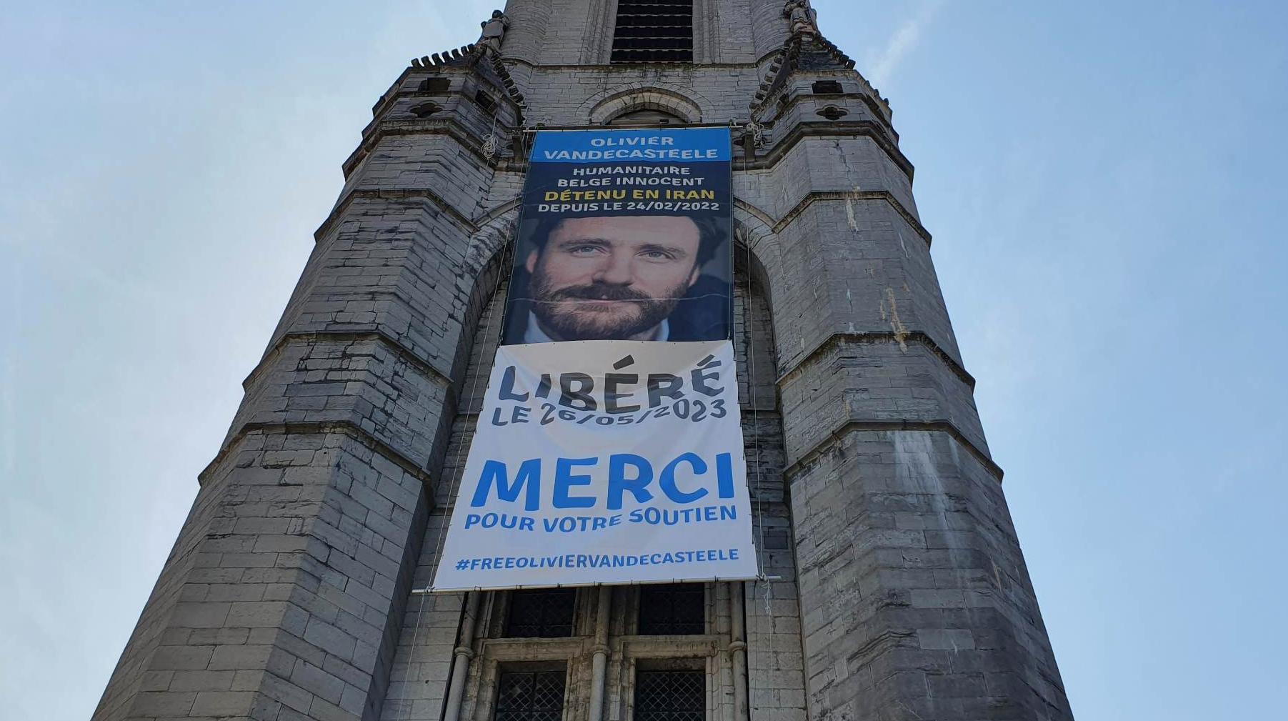 «Libéré» : la bâche en soutien à Olivier Vandecasteele modifiée sur le beffroi de Tournai