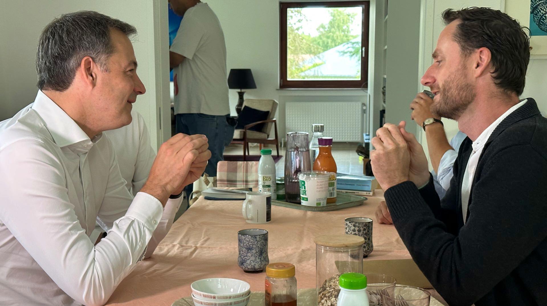 «On a redonné une vraie vie à quelqu’un de bien» : Olivier Vandecasteele et Alexander De Croo se sont rencontrés lors d’un déjeuner