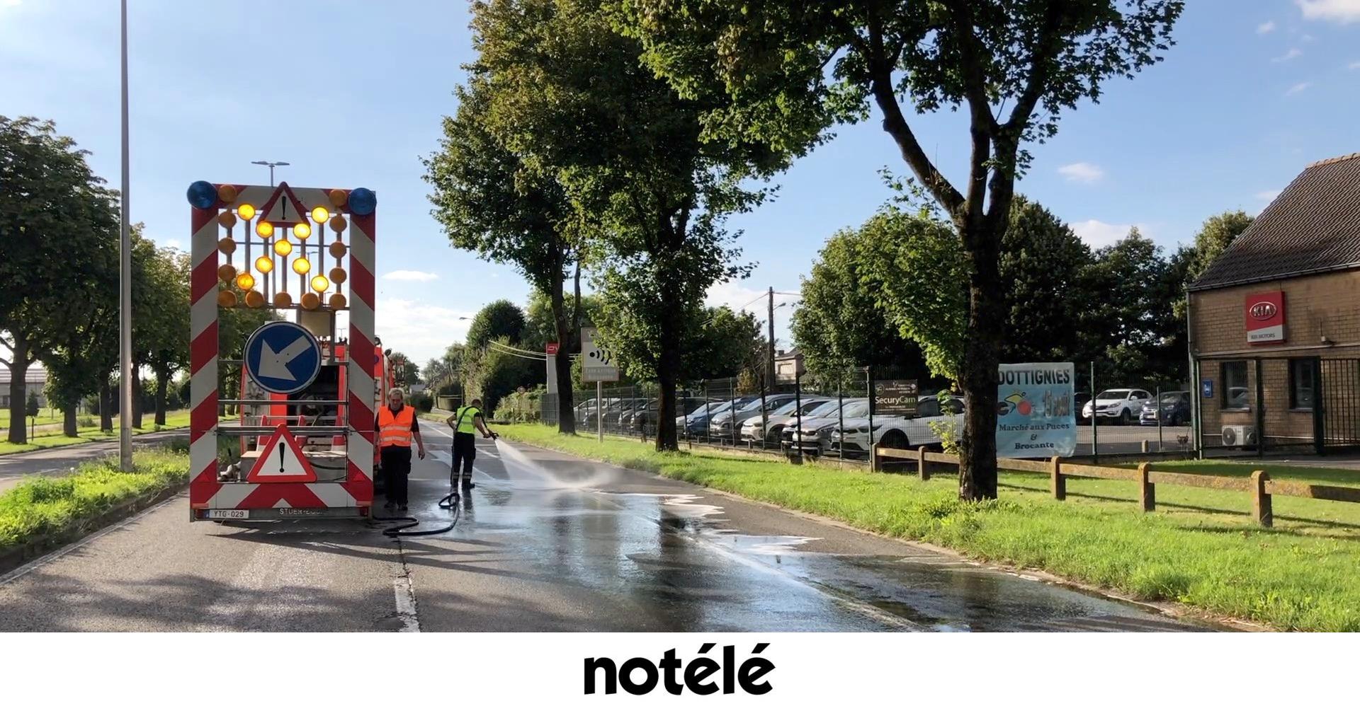 Route Express à Mouscron un camion perd de l