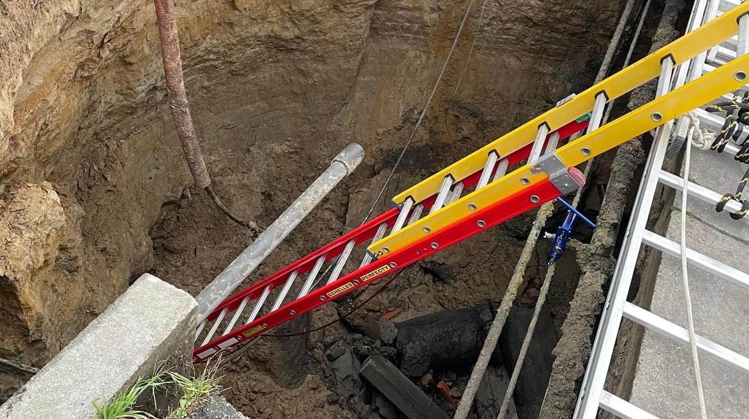 Gaurain : un trottoir s'écroule et laisse un trou de près de 8 mètres de profondeur devant une maison