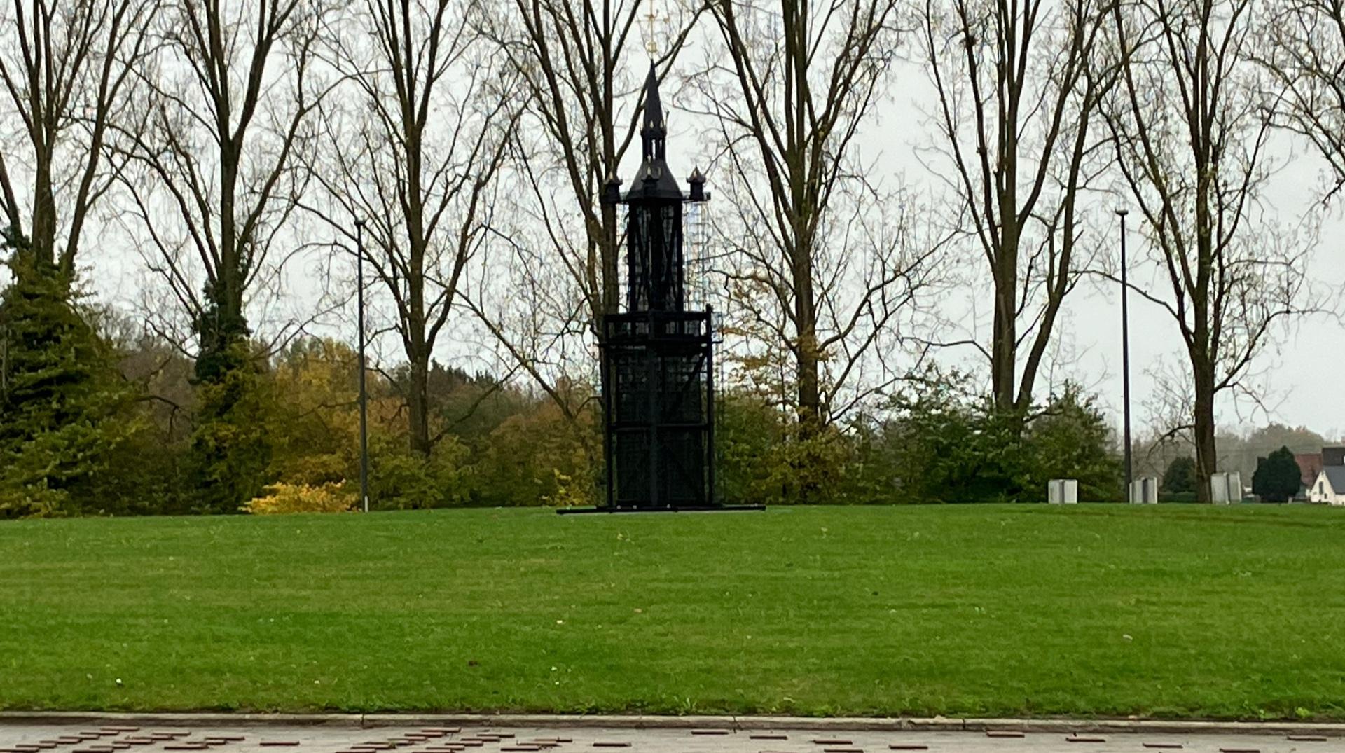 Tournai : un mini beffroi installé sur le rond-point de la chaussée de Renaix