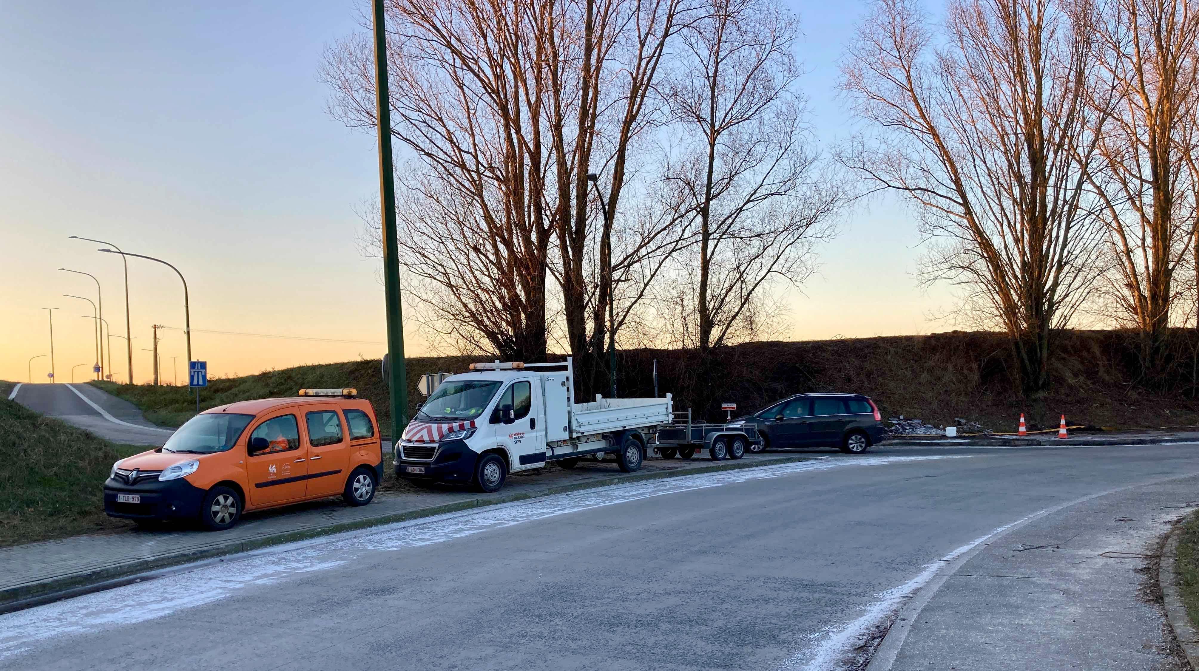 Hacquegnies : le SPW pompe l'eau pour éviter que le rond-point de l'A8 ne soit une patinoire géante