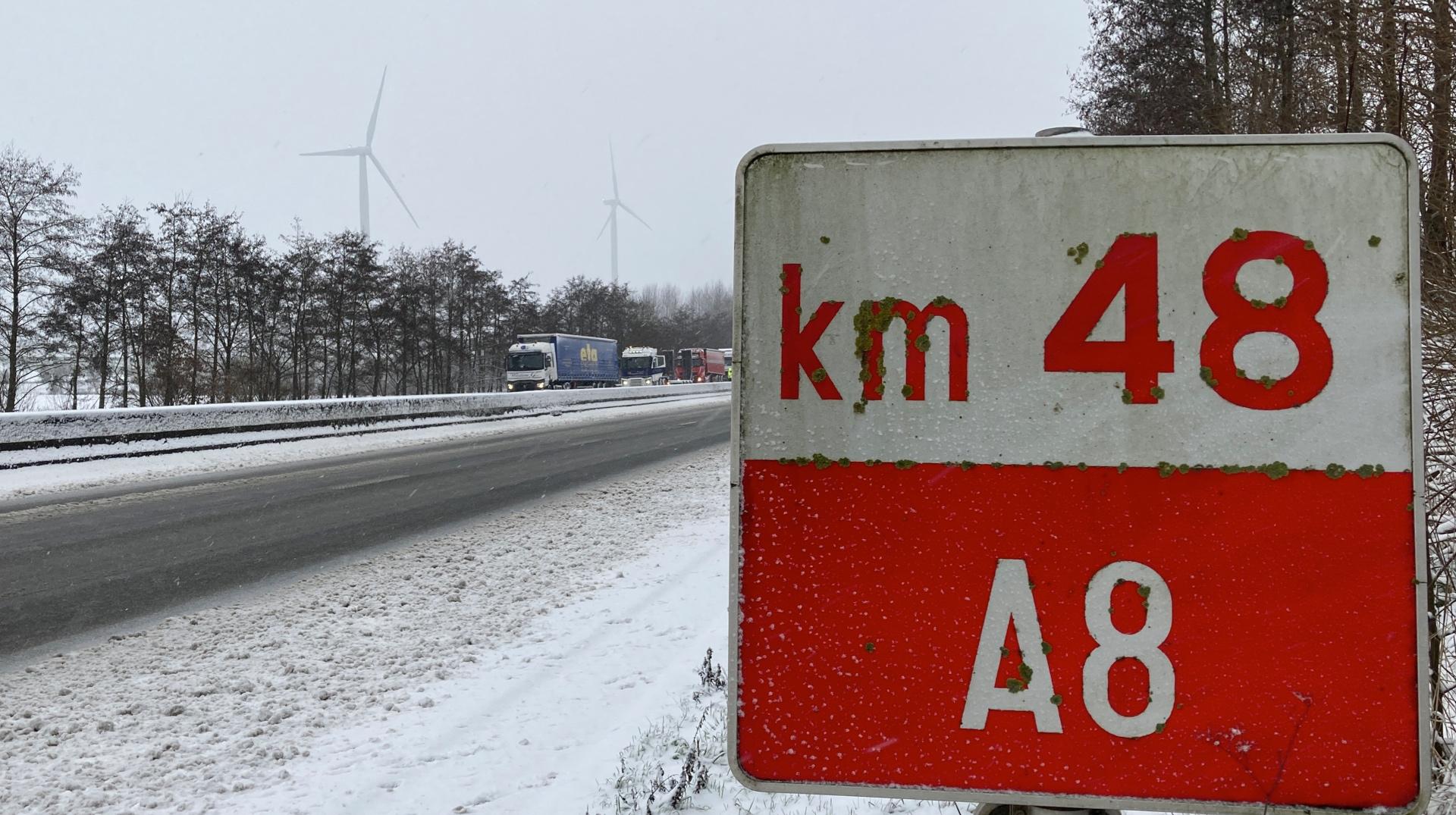 La neige blanchit la Wallonie picarde, l'autoroute A8 rouverte : suivez l'évolution de la situation en direct