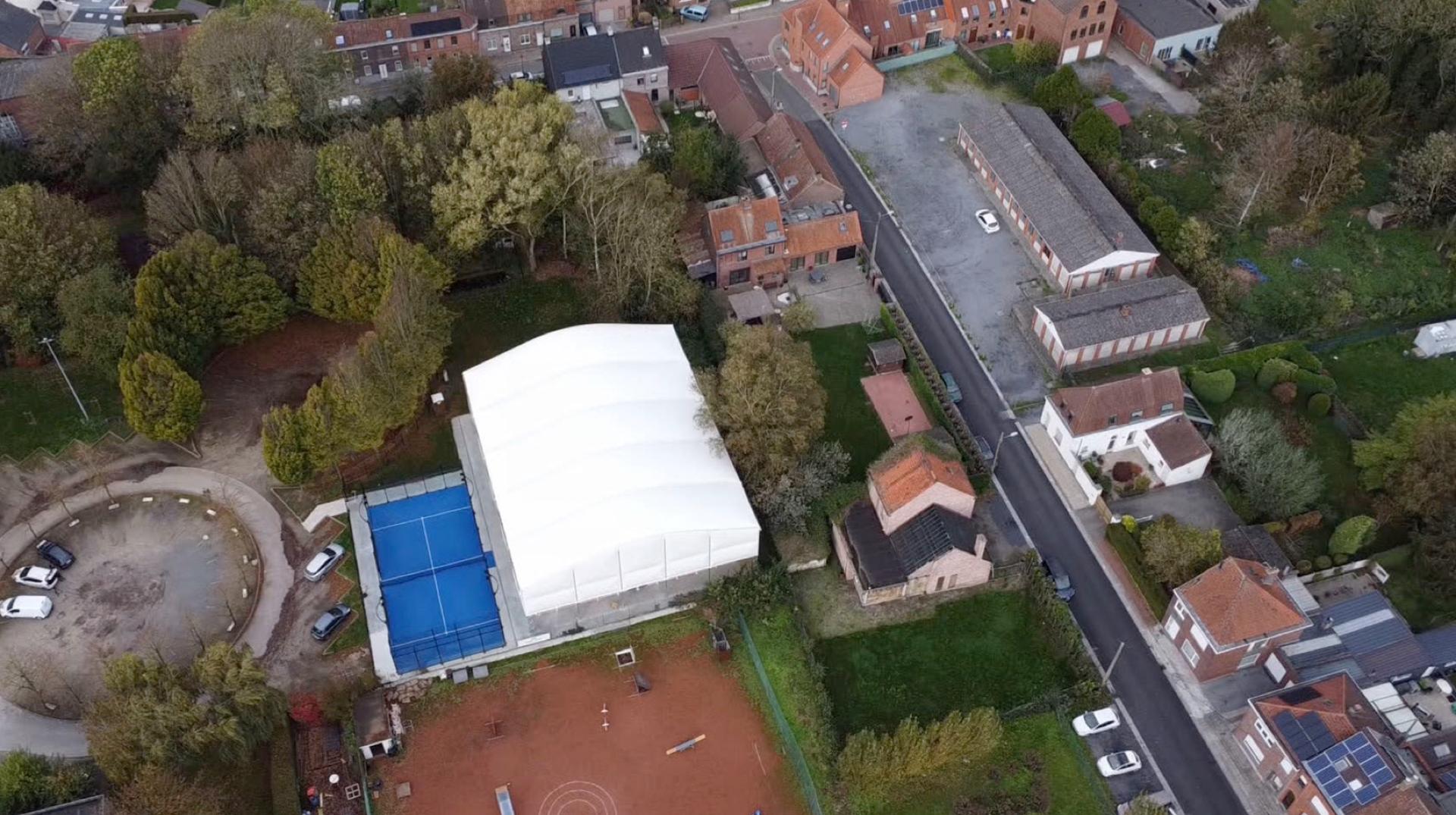 Affaire padel à Estaimpuis : le voisinage partiellement débouté, l'exploitation des terrains peut continuer