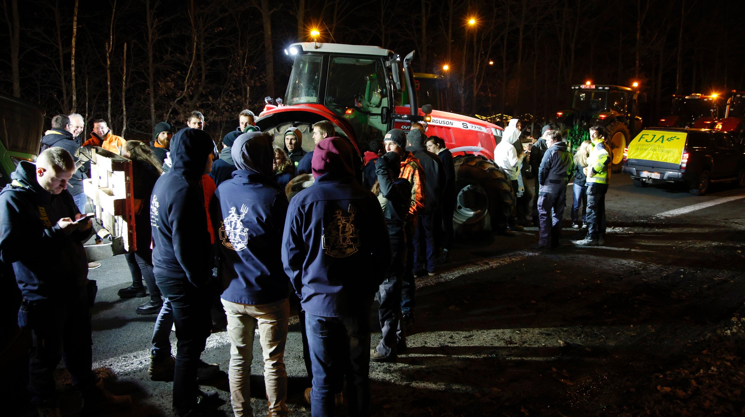 «Hal, on est là!» : des centaines d'agriculteurs ont formé un barrage sur l'autoroute aux entrées et sorties de Bruxelles