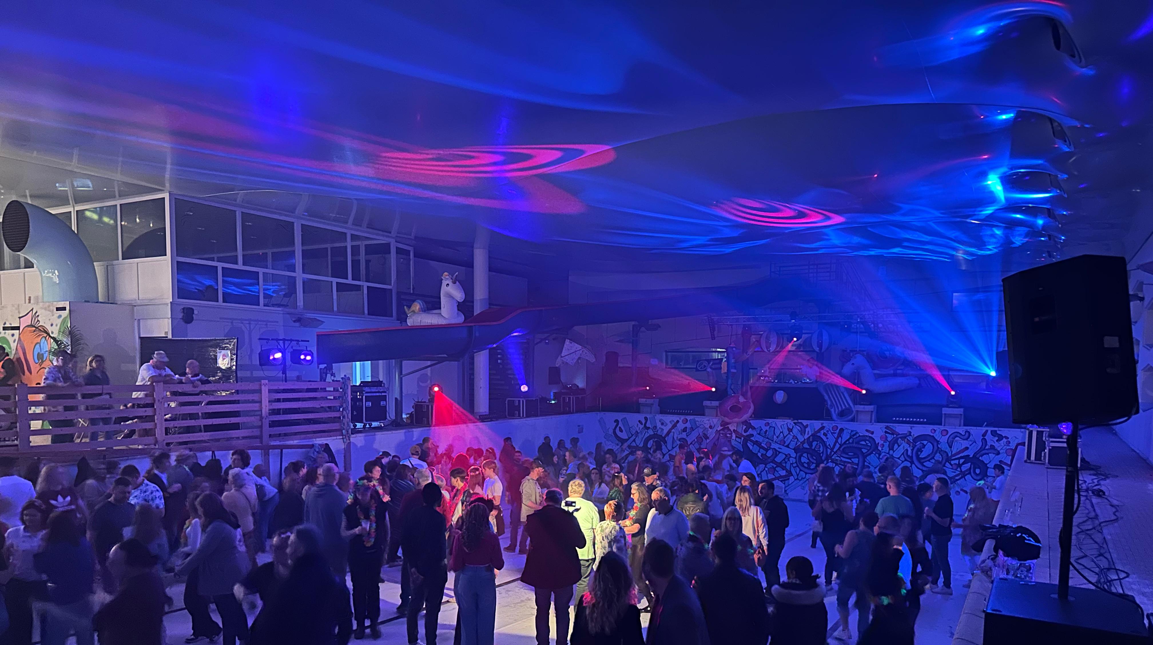 L'ancienne piscine de Lessines transformée en dancefloor pour un dernier au revoir