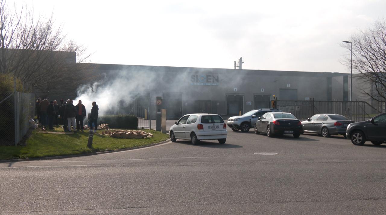 Mouscron : les négociations entre les syndicats et la direction de Sioen Industries n'ont rien donné, le site reste bloqué