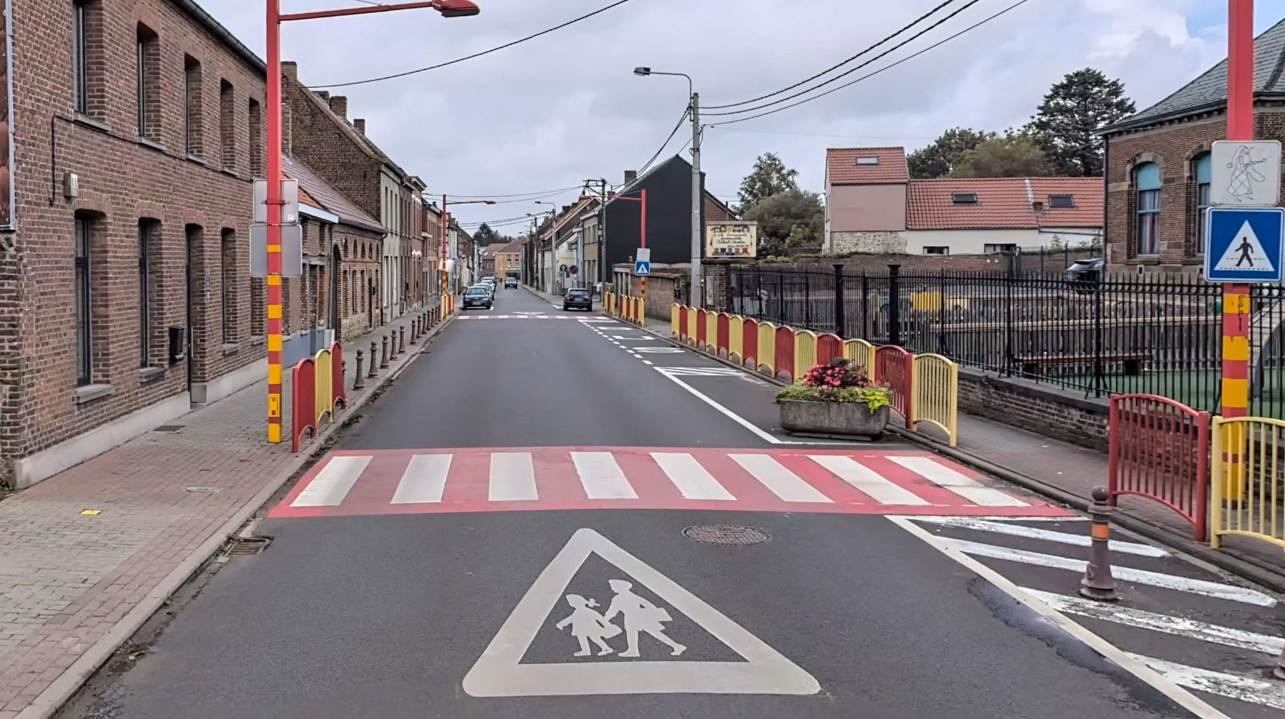 Un effondrement de voirie sur un passage pour piétons près de l'école communale de Beloeil : la rue de Mons mise en cul-de-sac pendant une semaine