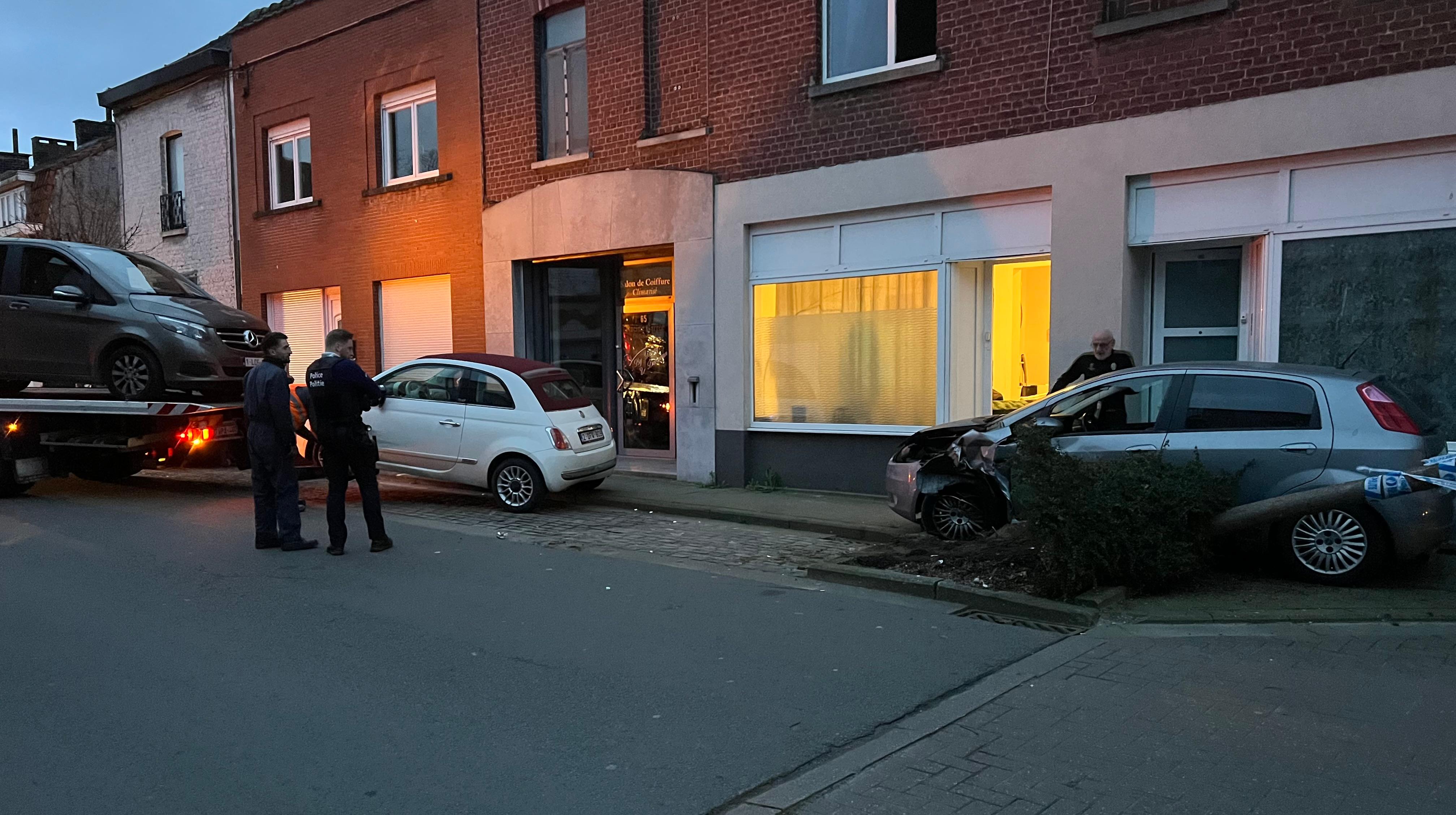 Mouscron : un conducteur s’endort et percute plusieurs voitures en stationnement