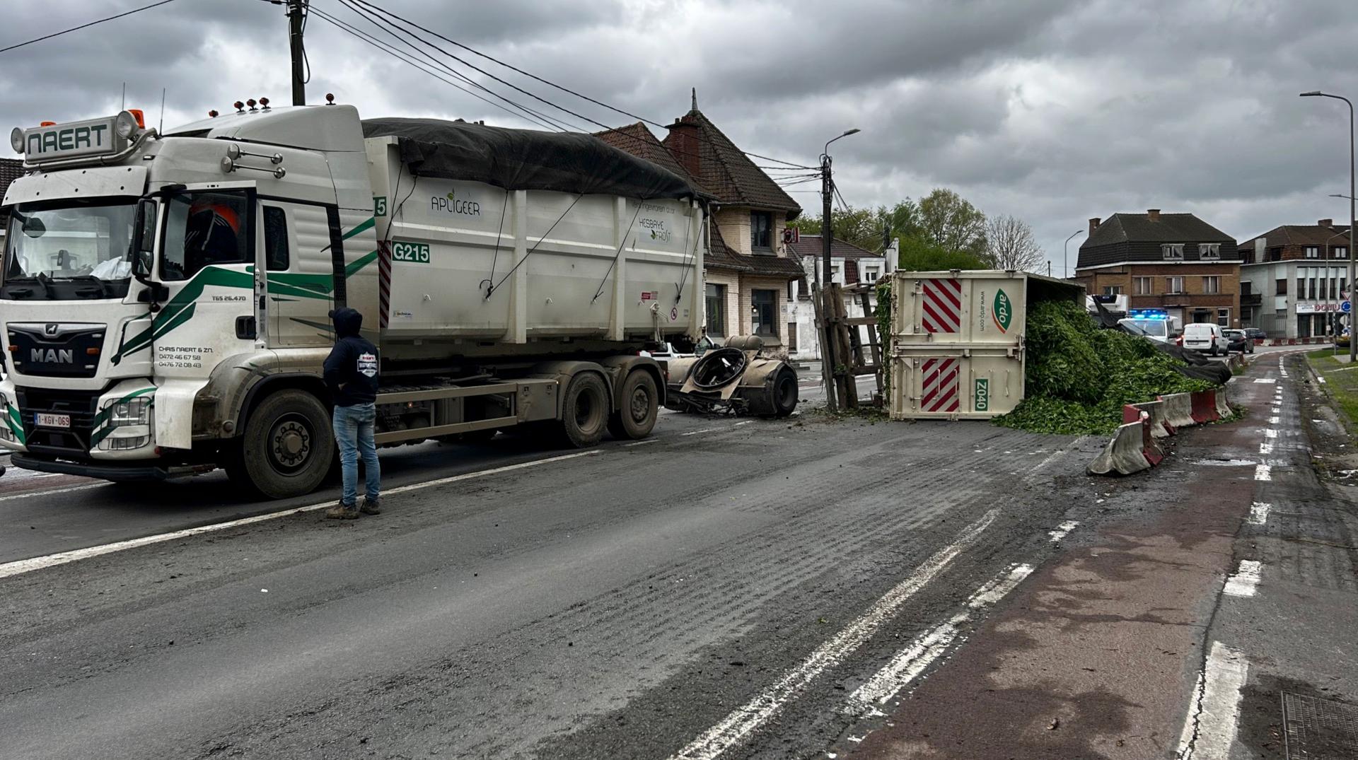 Tournai : la benne d'un camion renversée à la chaussée de Renaix