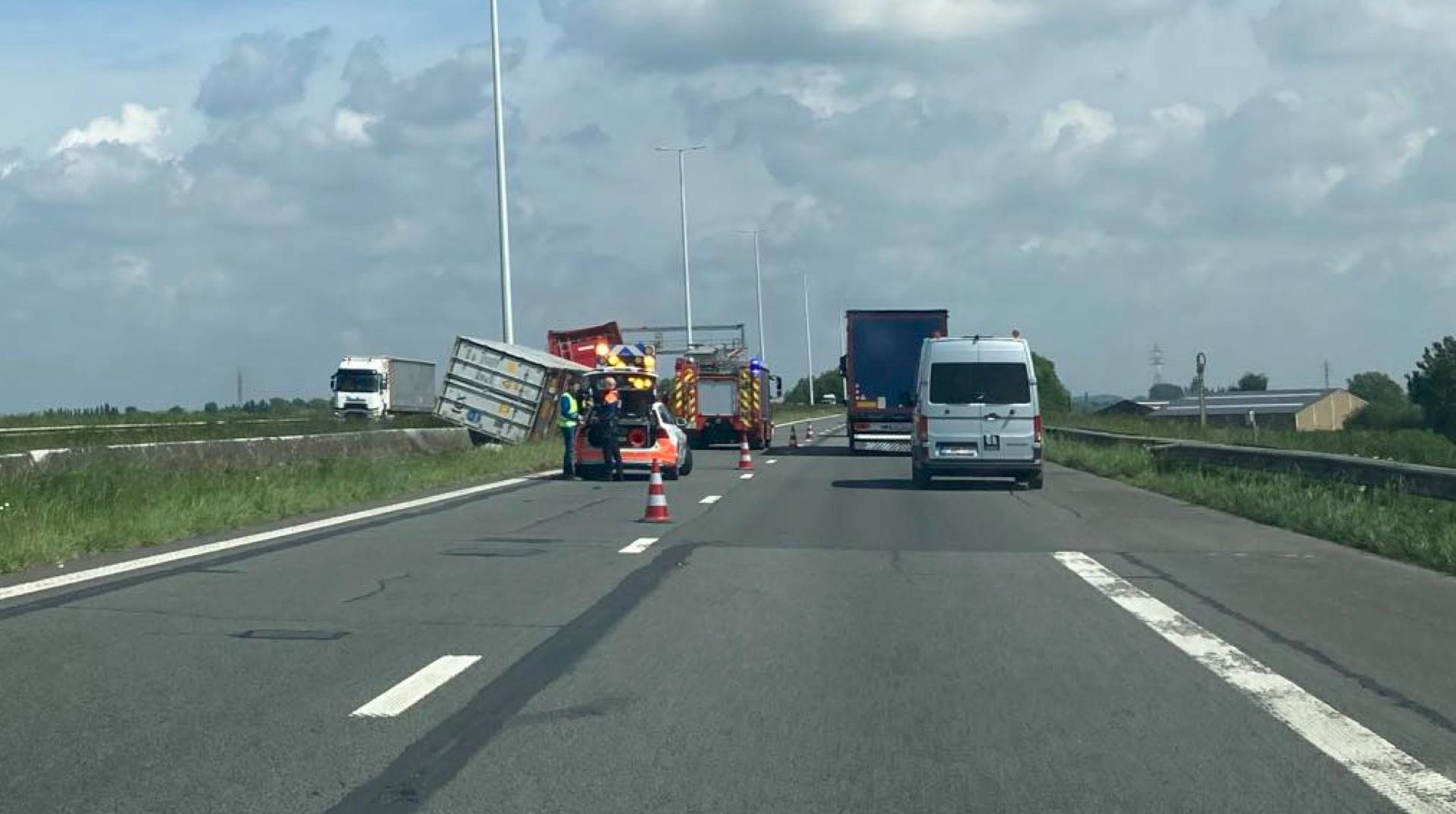 Un camion sur le flanc sur l'autoroute E403 entre Tournai et Mouscron