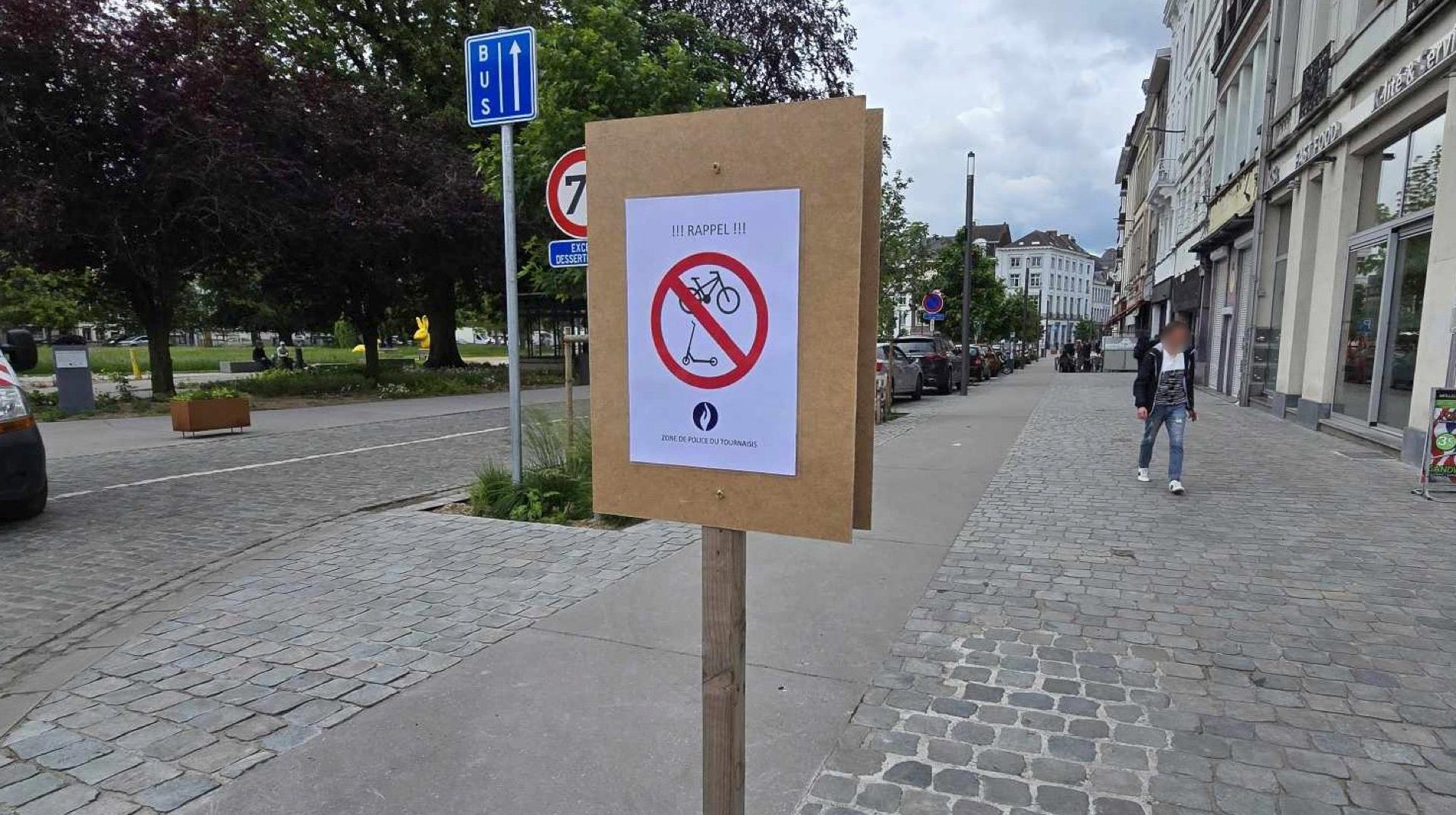 Rue Royale à Tournai : la police rappelle que vélos et trottinettes ne peuvent circuler sur le trottoir