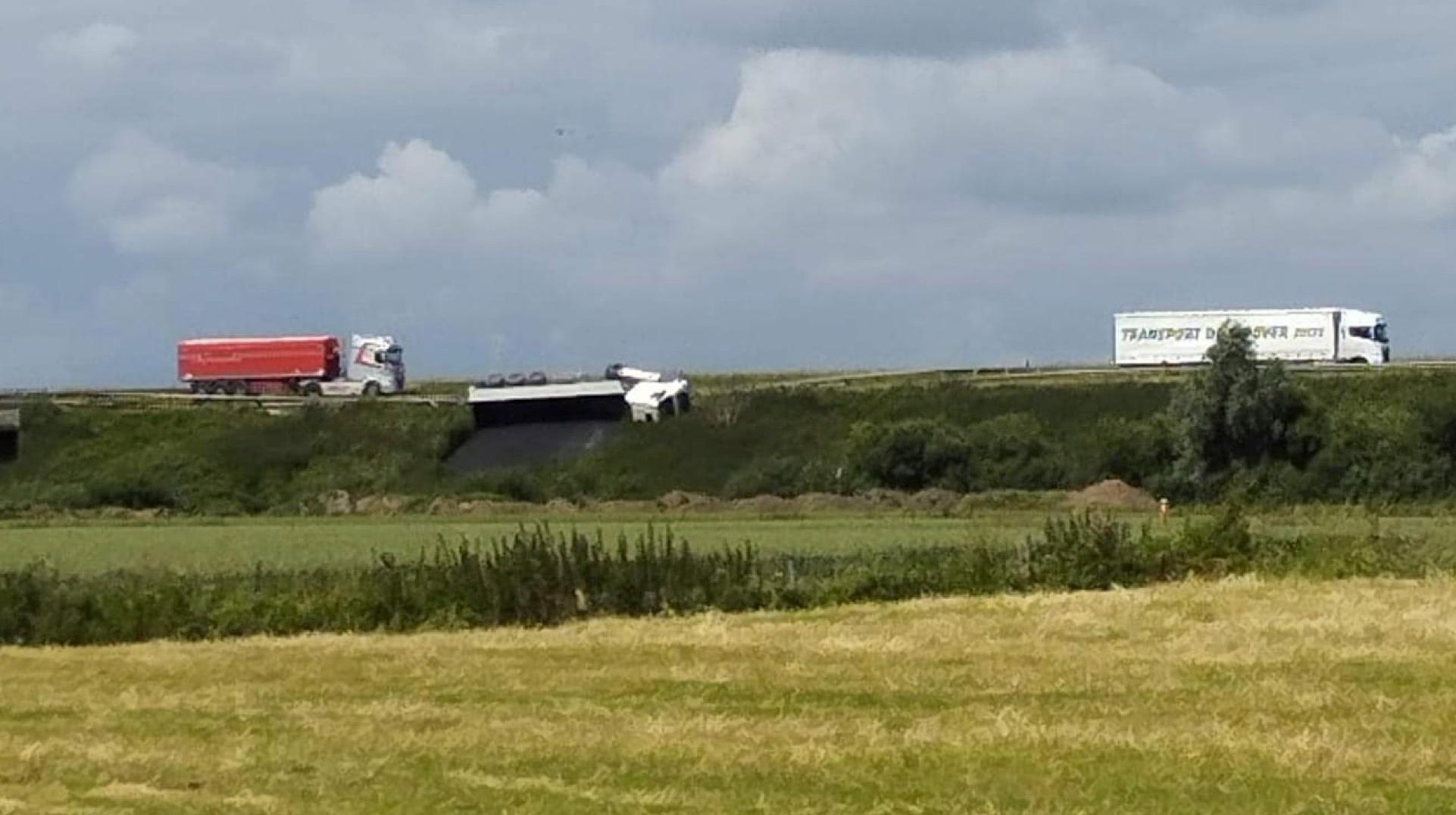 Un camion sur le flanc sur l'autoroute E403 entre Tournai et Mouscron