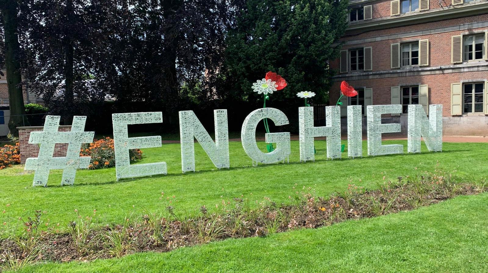 Un #ENGHIEN en lettres géantes installé dans le Petit parc