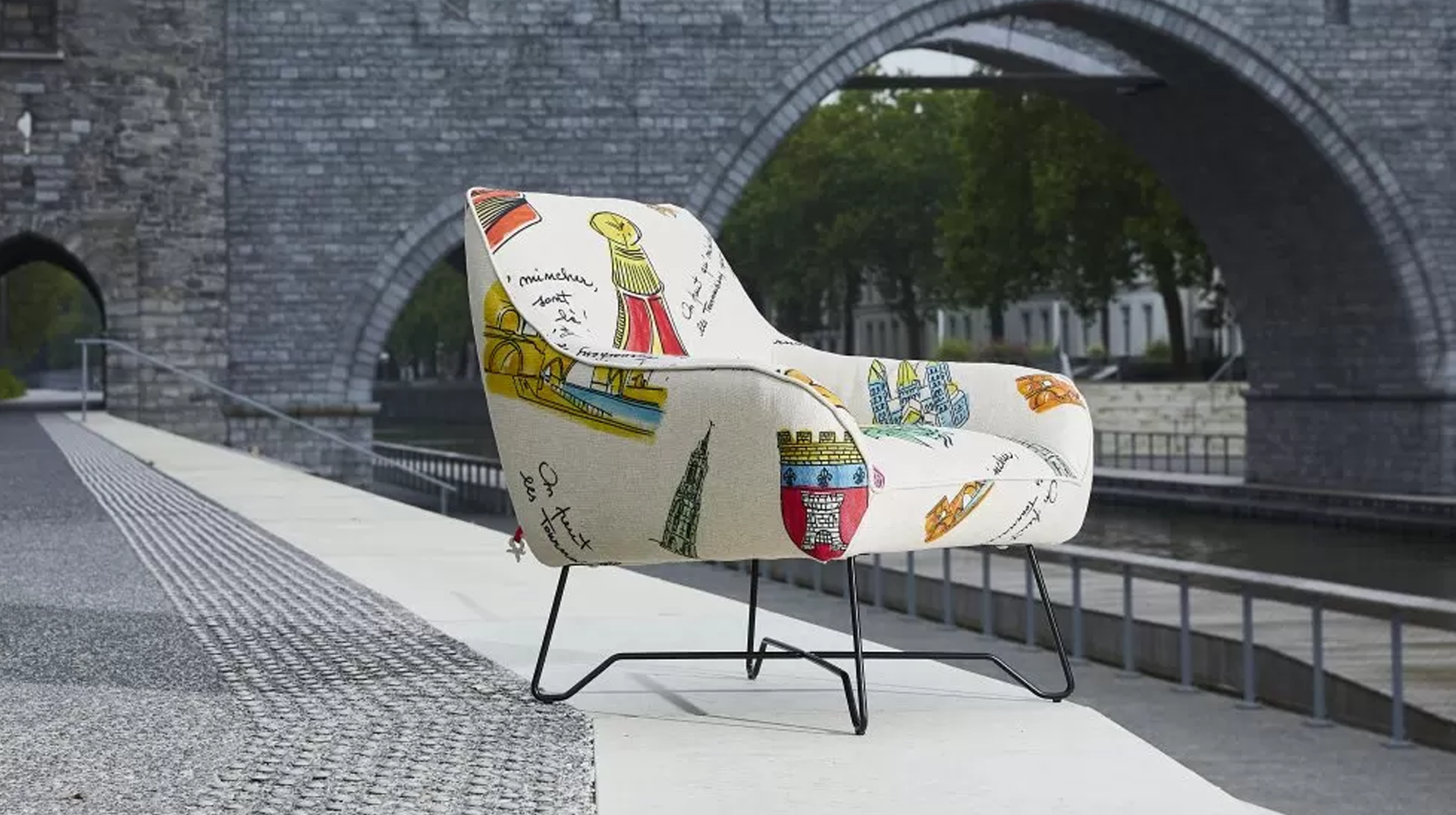Sélection Meubles fait la part belle au patrimoine : des fauteuils à l'effigie des bâtiments tournaisiens mis en vente