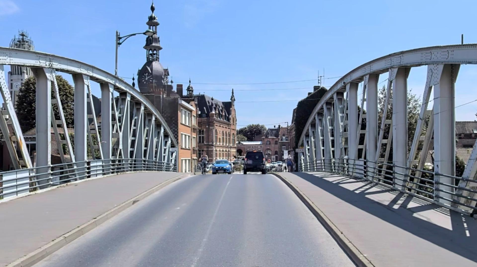 France - Belgique : le pont frontière entre les Comines belge et français entièrement bloqué