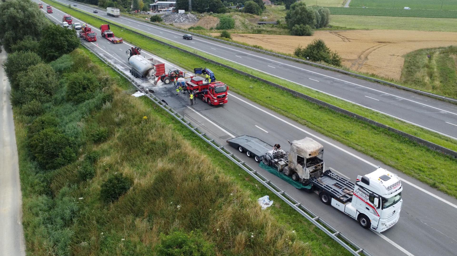 L’autoroute Mouscron - Tournai fermée ce jeudi matin suite à l’incendie d’un camion